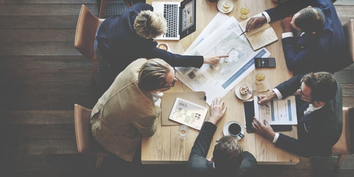 empresarios reunidos en una mesa descubriendo para quien no es el inbound marketing