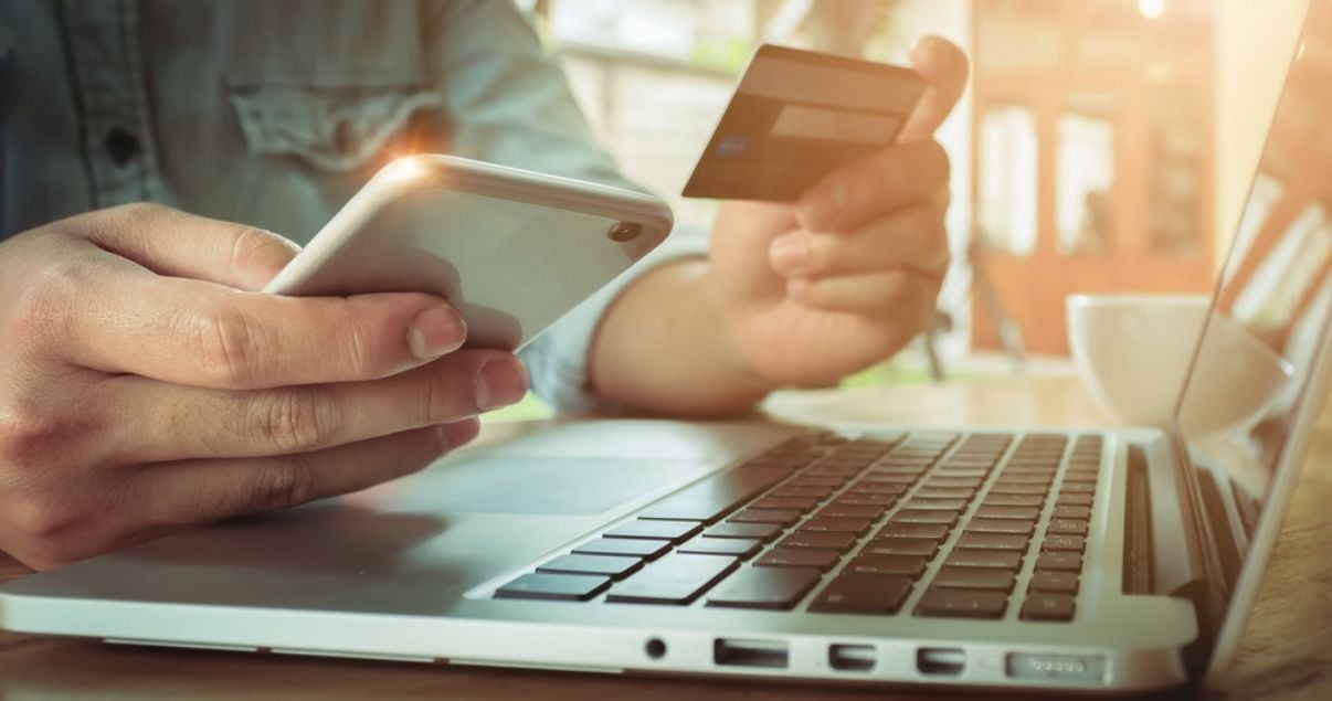hombre cliente de ecommerce con celular y tarjeta de crédito
