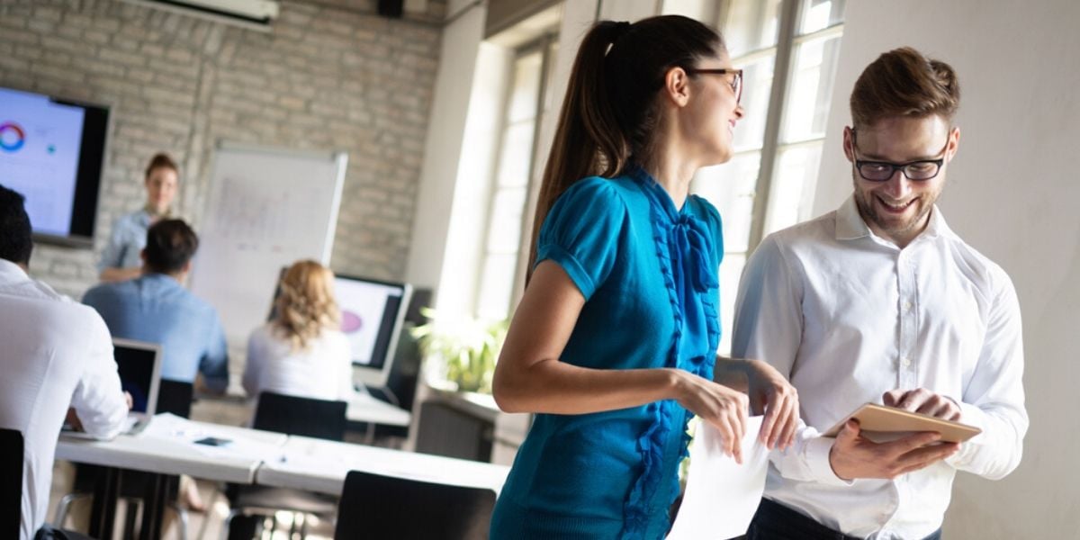 dos colegas en oficina hablando sobre como saber para quien es inbound marketing