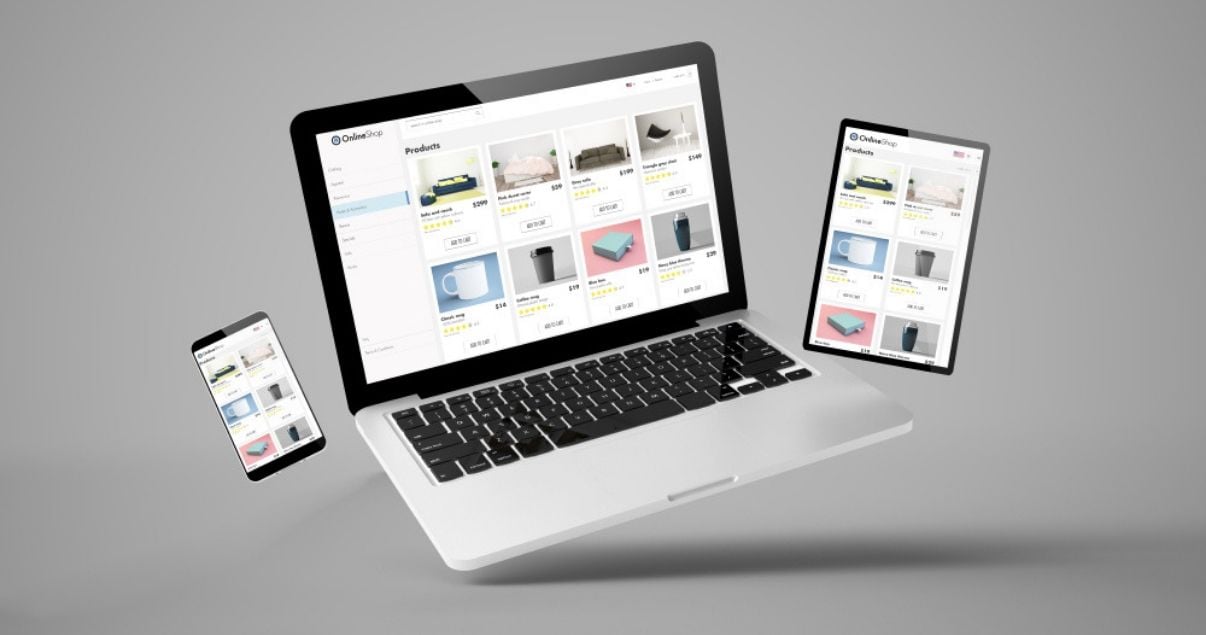 sitios de ecommerce en pantallas de computadora  tablet y celular sobre fondo gris