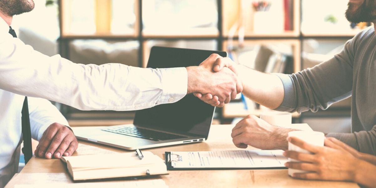 cliente que eligio una agencia de inbound marketing cerrando acuerdo con el representante de la agencia