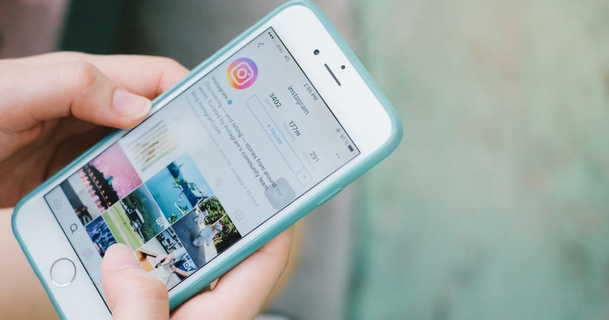 celular con pantalla mostrando marketing de contenidos en instagram