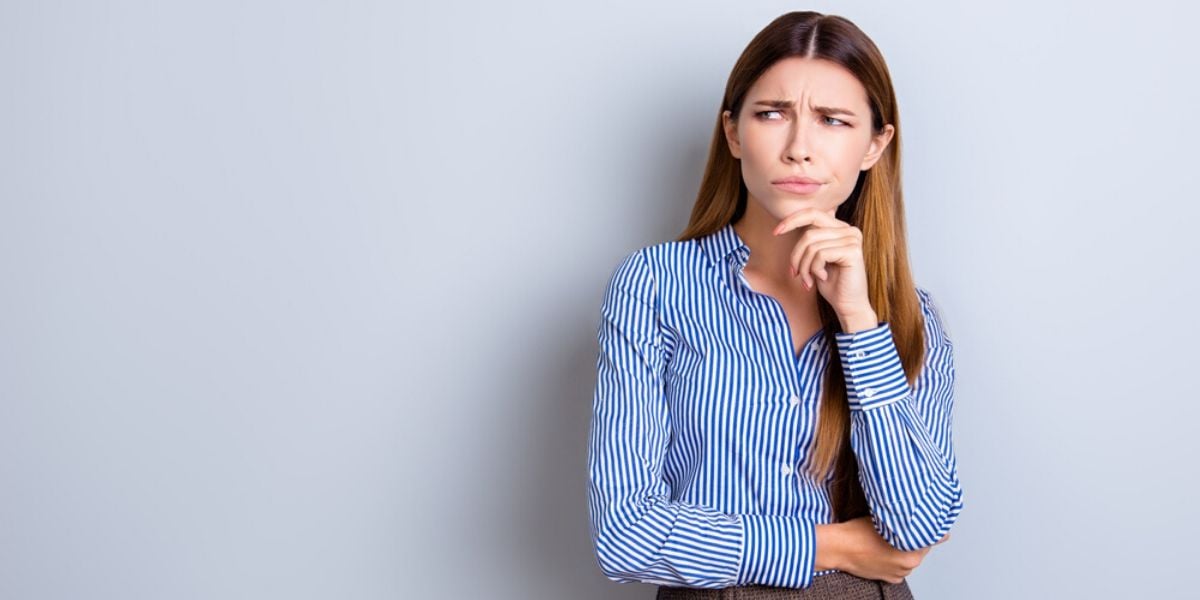 mujer en camisa rallada pensando para quien no es inbound marketing
