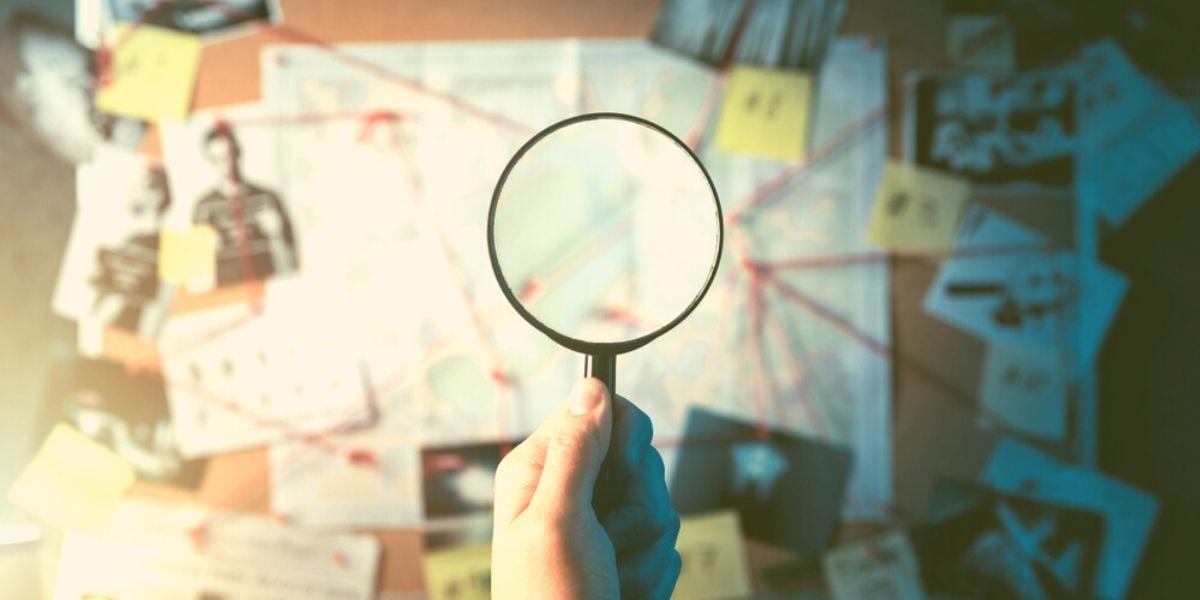 lupa y datos en pizarra para hacer pregtunas para elegir una agencia de inbound marketing
