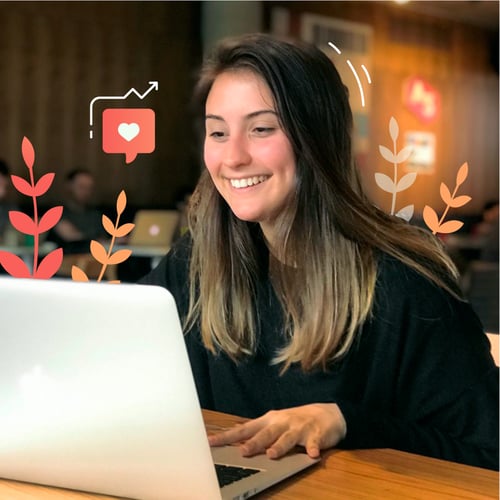 redactora trabajando para equipo de inbound marketing en oficinas de una agencia de marketing 