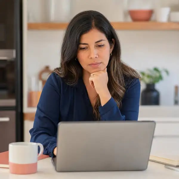 Fundadora de una empresa mediana evaluando planes de suscripción de herramientas de marketing en su portátil