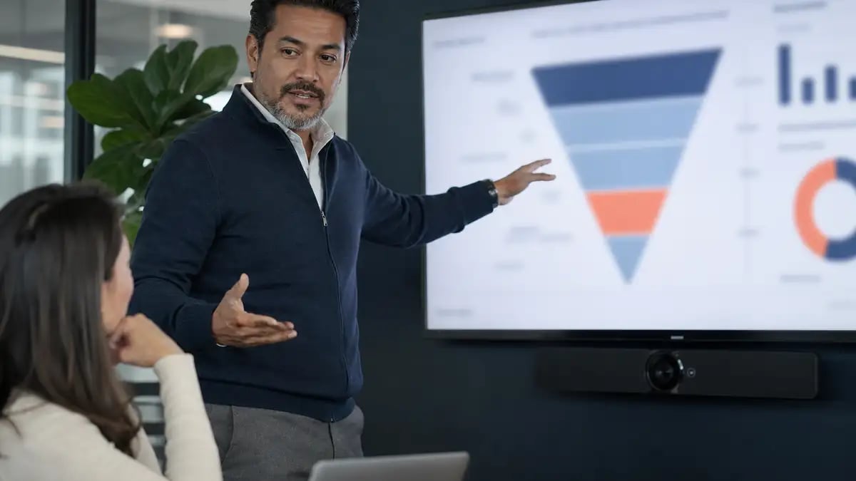 Responsable de RevOps conectando datos de búsqueda orgánica con el pipeline comercial en una pantalla de CRM