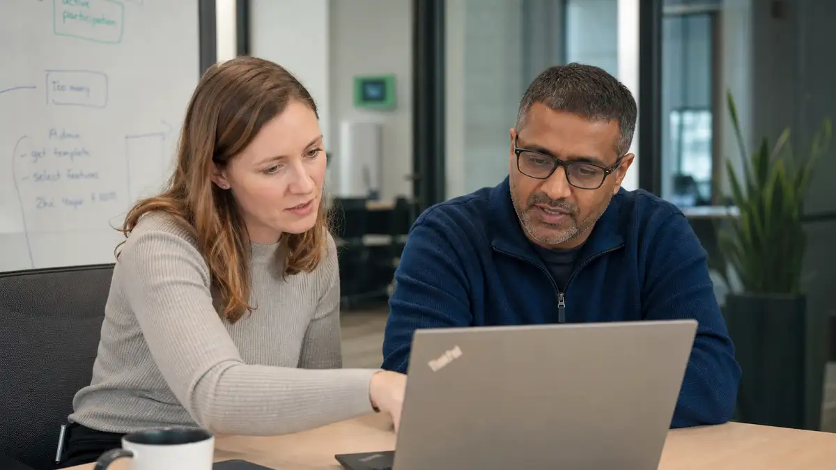Consultor de Digifianz trabajando junto a un cliente en una sesión de implementación de HubSpot